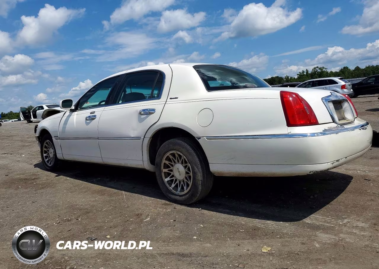 2000 Lincoln Town Car Signature VIN:1LNHM82W8YY936304 - 2