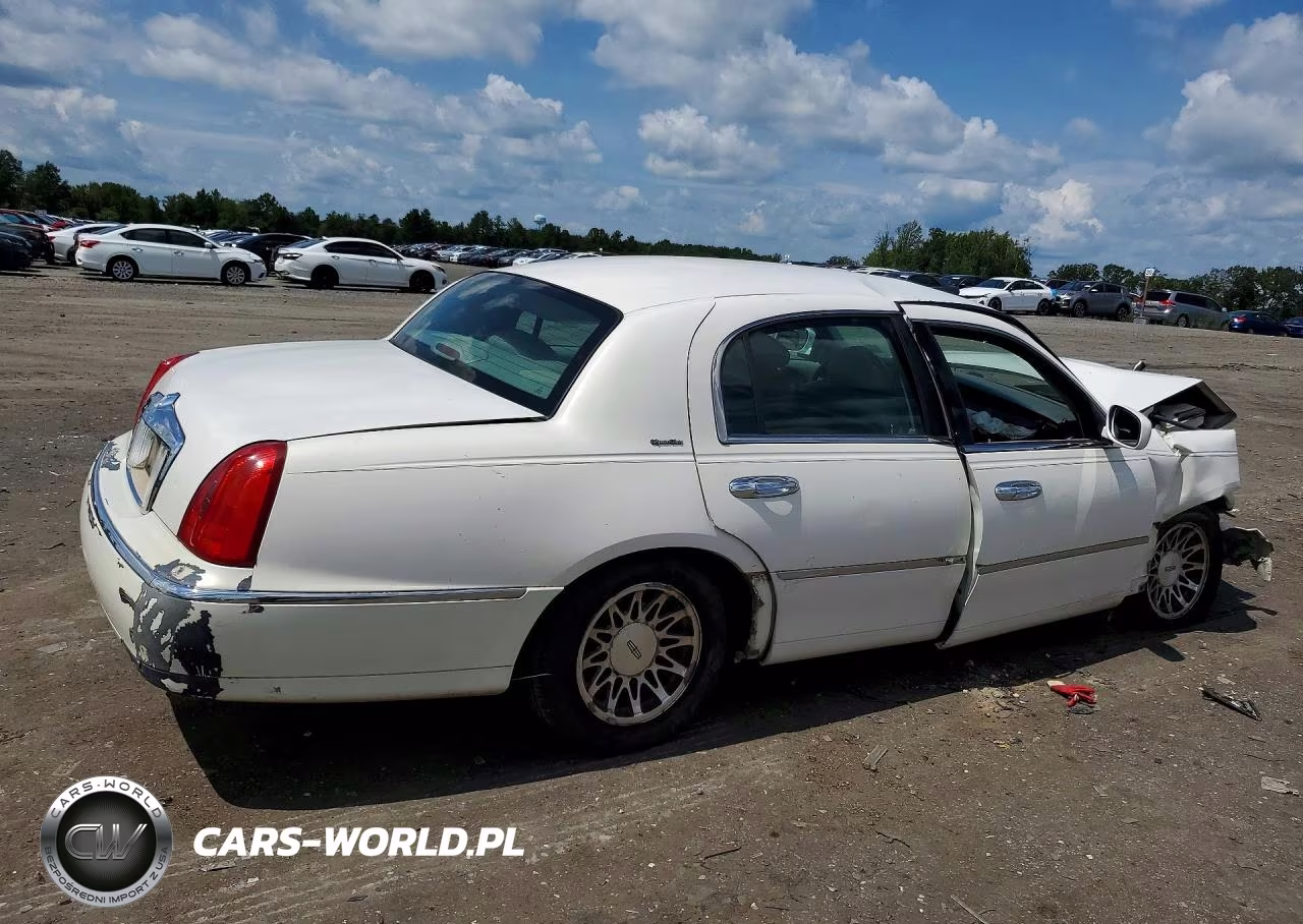 2000 Lincoln Town Car Signature VIN:1LNHM82W8YY936304 - 3