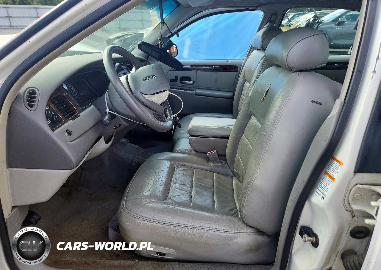 2000 Lincoln Town Car Signature VIN:1LNHM82W8YY936304 - 7