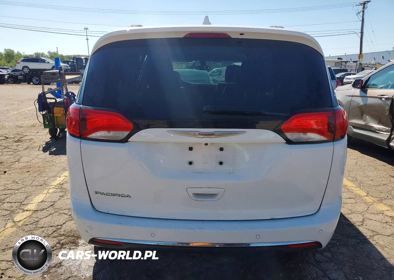 2017 Chrysler Pacifica Touring L VIN:2C4RC1BG7HR587734 - 6