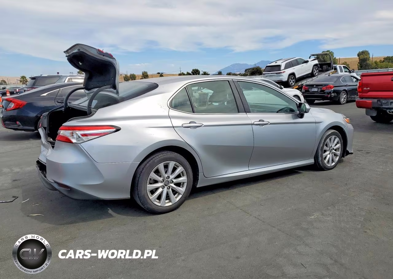 2018 Toyota Camry Le VIN:4T1B11HK5JU580398 - 3