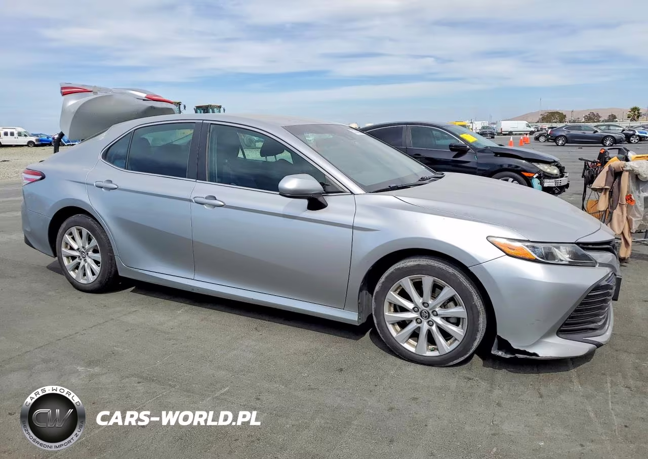 2018 Toyota Camry Le VIN:4T1B11HK5JU580398 - 4