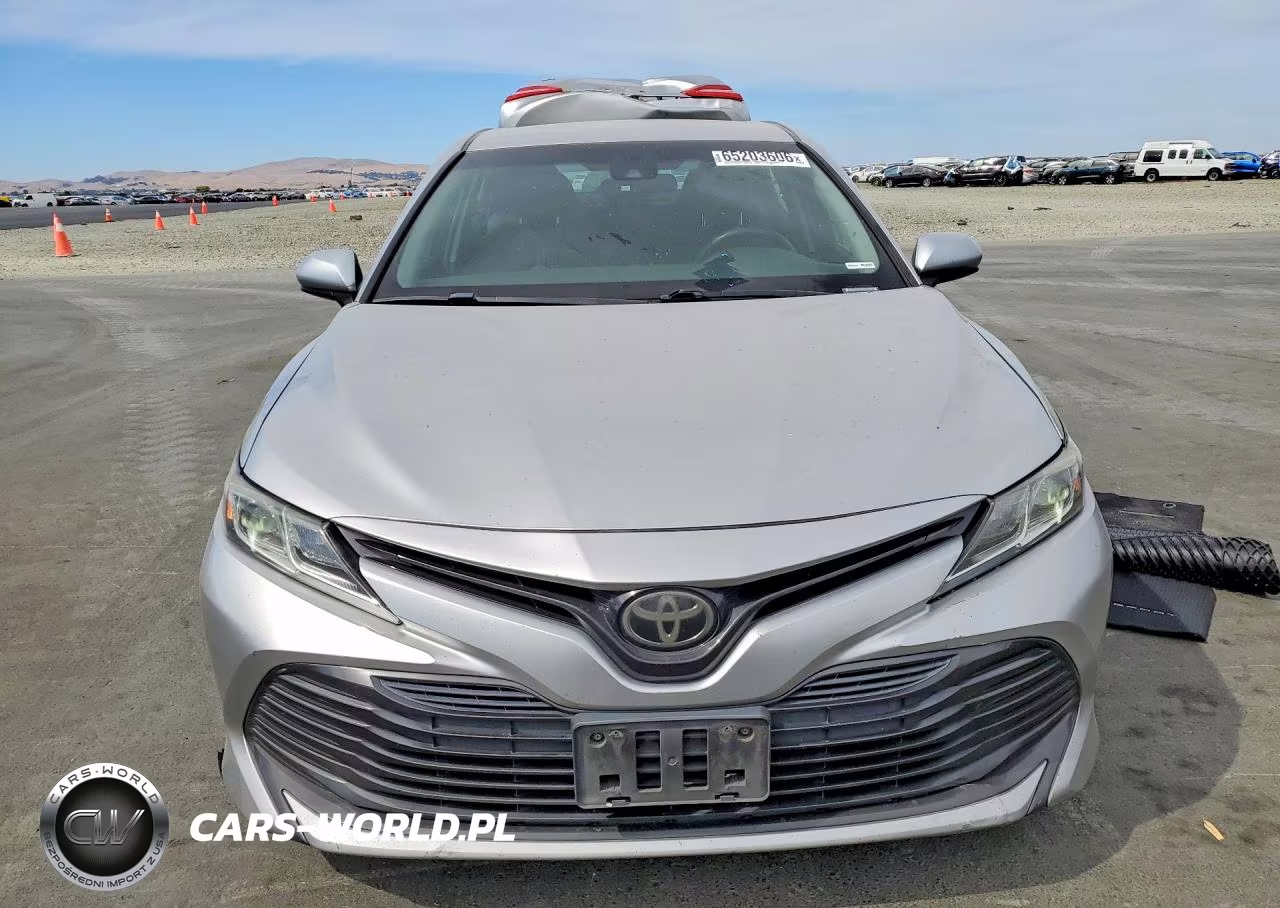 2018 Toyota Camry Le VIN:4T1B11HK5JU580398 - 5