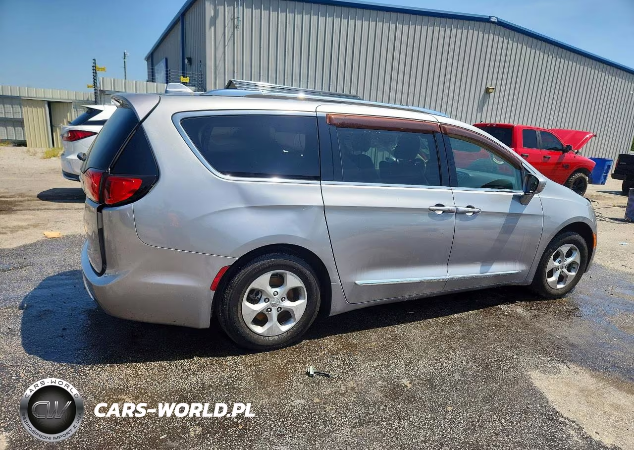 2017 Chrysler Pacifica Touring L Plus VIN:2C4RC1EG7HR543762 - 3