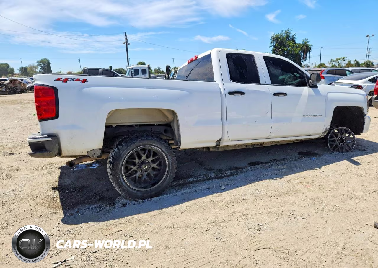 2018 Chevrolet Silverado K1500 VIN:1GCVKNEC4JZ244635 - 3