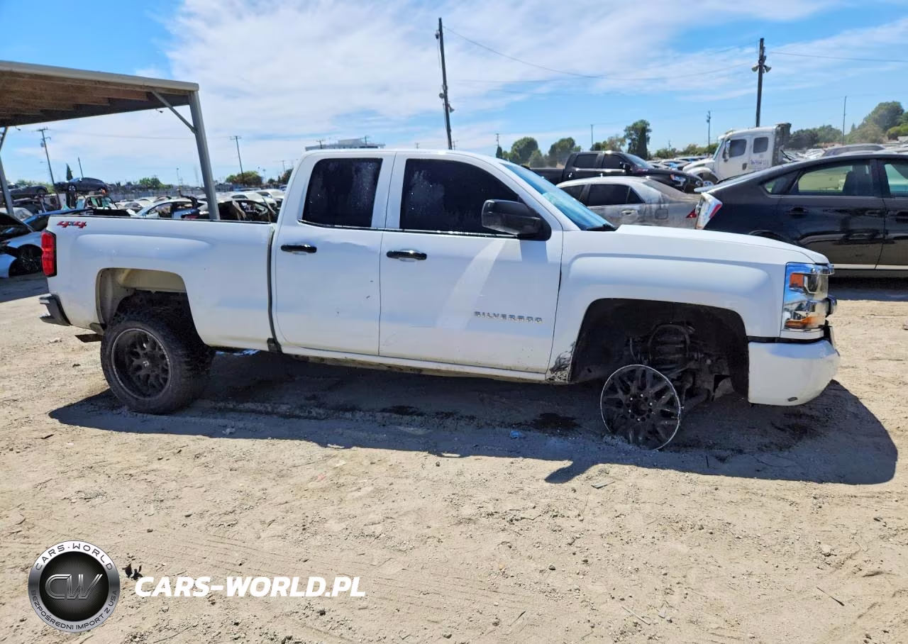 2018 Chevrolet Silverado K1500 VIN:1GCVKNEC4JZ244635 - 4