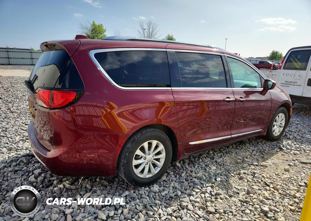 2018 Chrysler Pacifica Touring L Plus VIN:2C4RC1EG6JR230790 - 3