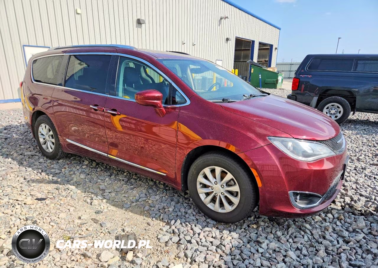 2018 Chrysler Pacifica Touring L Plus VIN:2C4RC1EG6JR230790 - 4