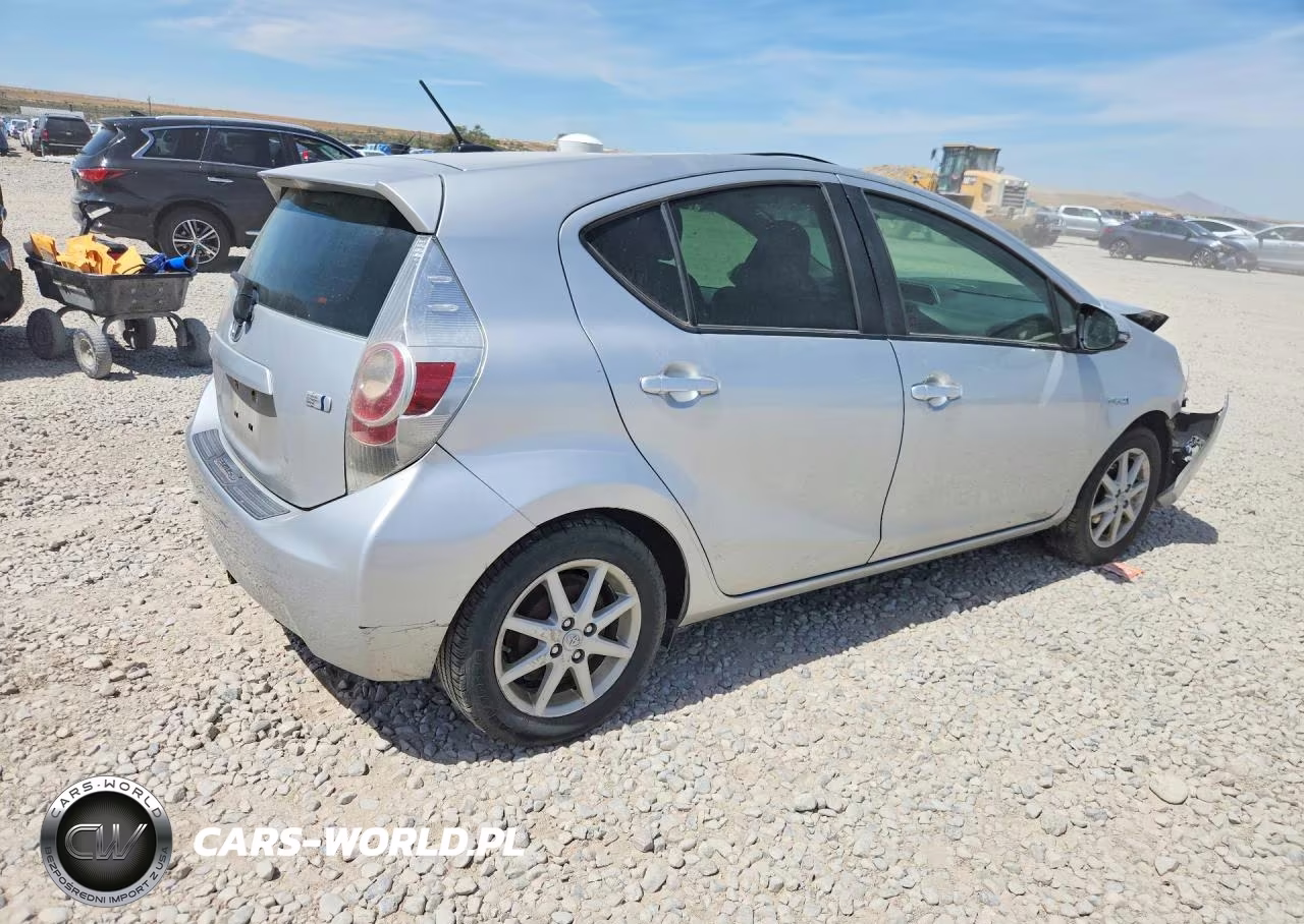 2014 Toyota Prius C Three VIN:JTDKDTB38E1571601 - 3