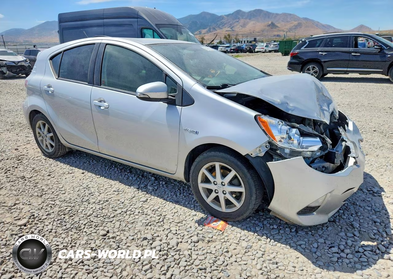 2014 Toyota Prius C Three VIN:JTDKDTB38E1571601 - 4