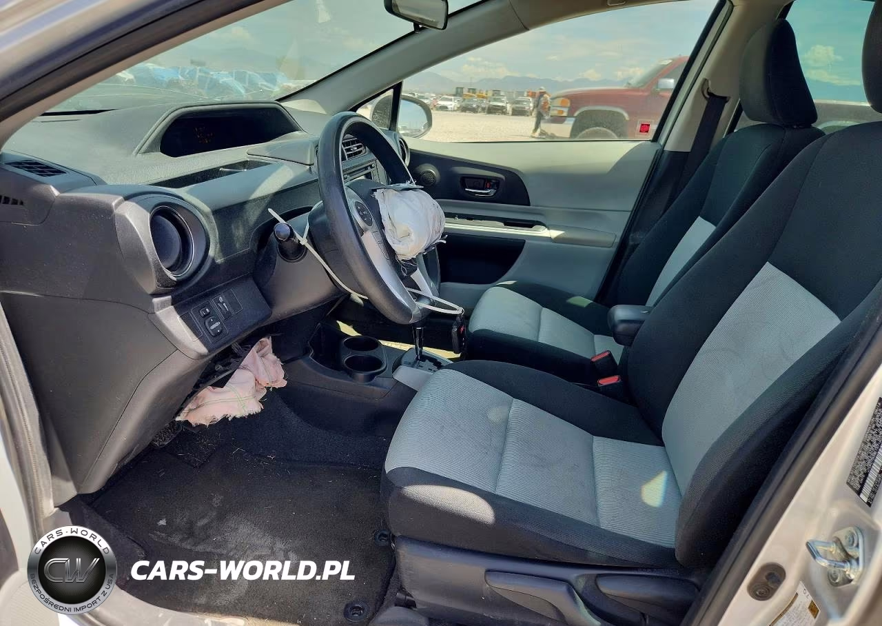 2014 Toyota Prius C Three VIN:JTDKDTB38E1571601 - 7