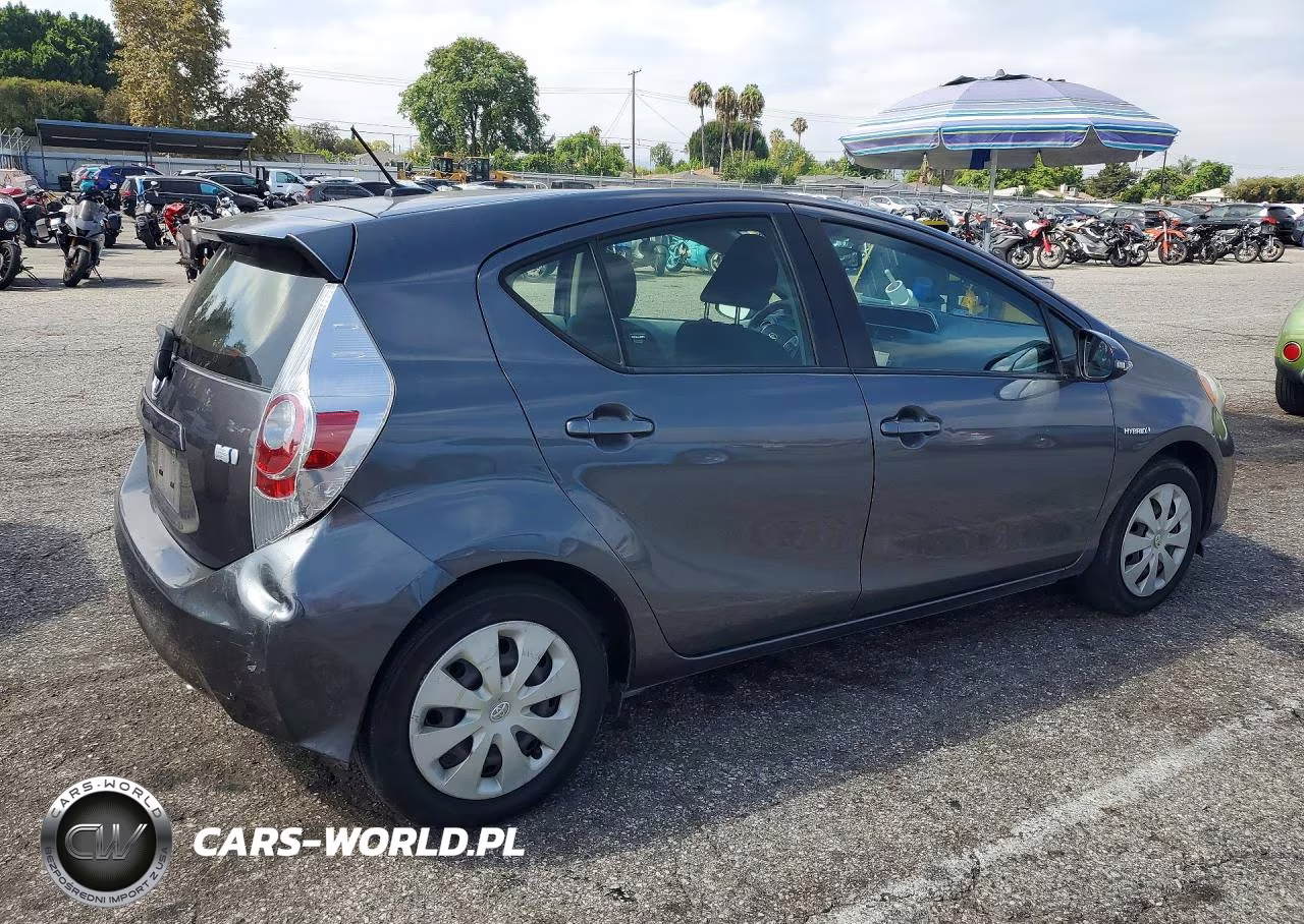 2014 Toyota Prius C Three VIN:JTDKDTB34E1064498 - 3