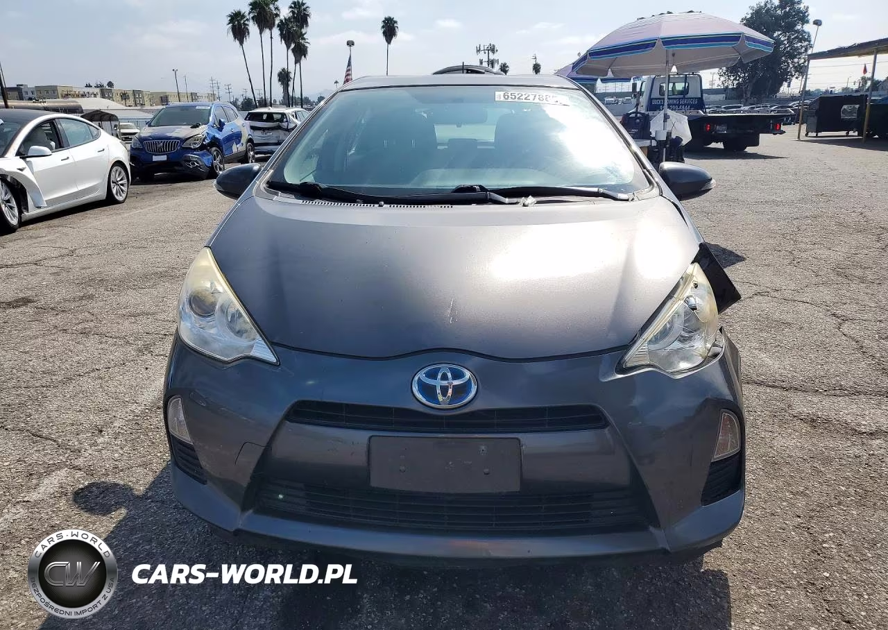 2014 Toyota Prius C Three VIN:JTDKDTB34E1064498 - 5
