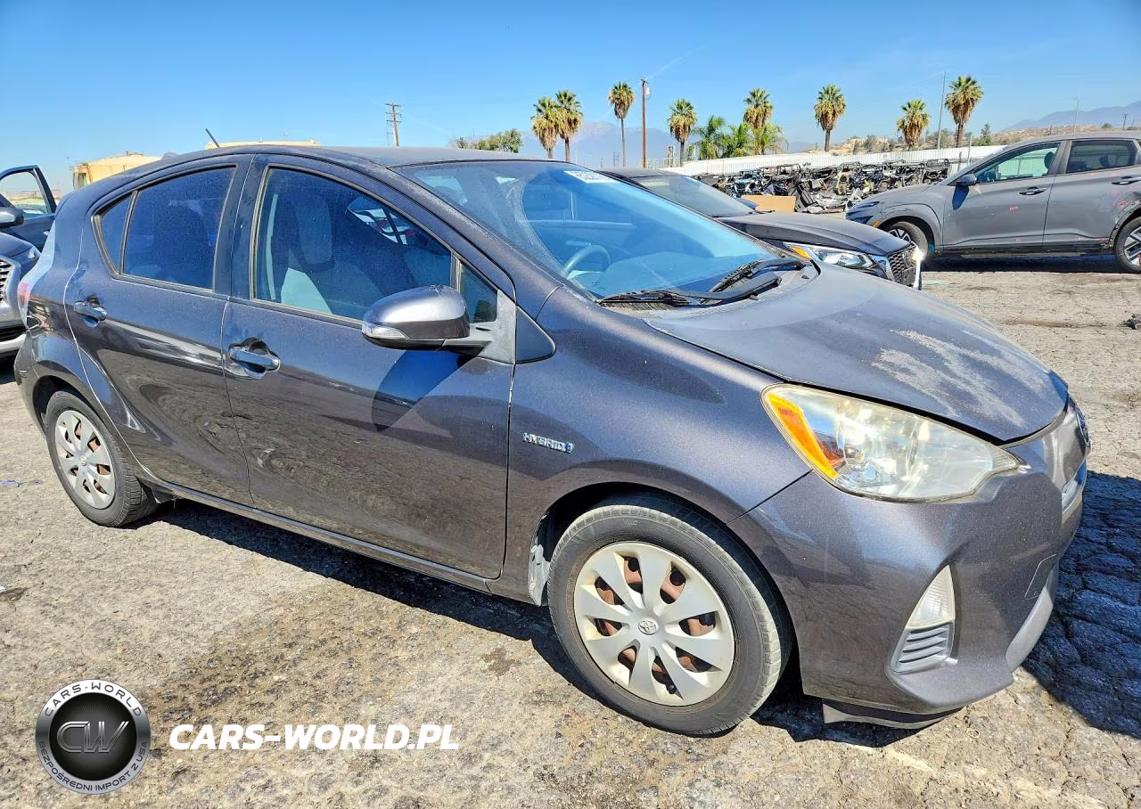 2014 Toyota Prius C One VIN:JTDKDTB3XE1560146 - 4