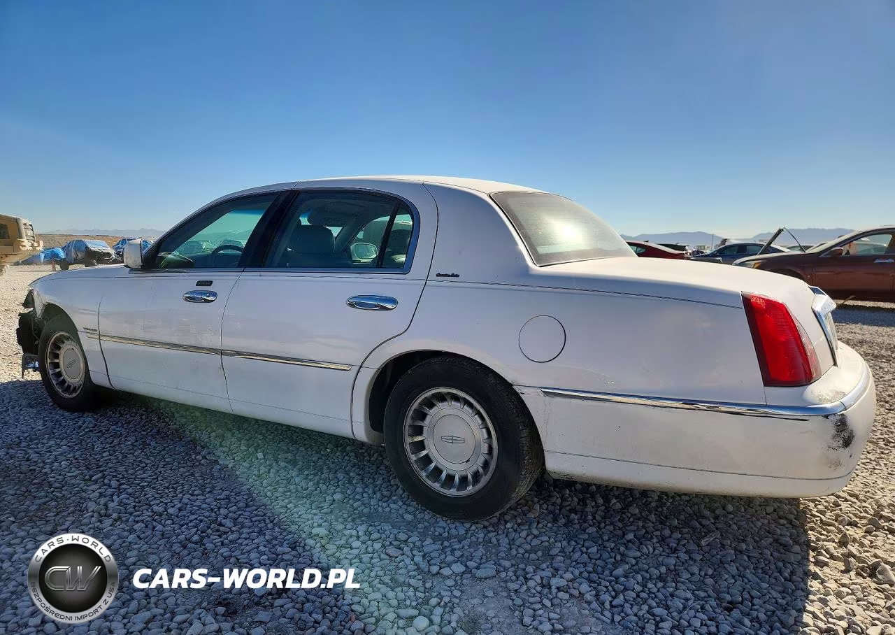 2001 Lincoln Town Car Executive VIN:1LNHM81W11Y672768 - 2