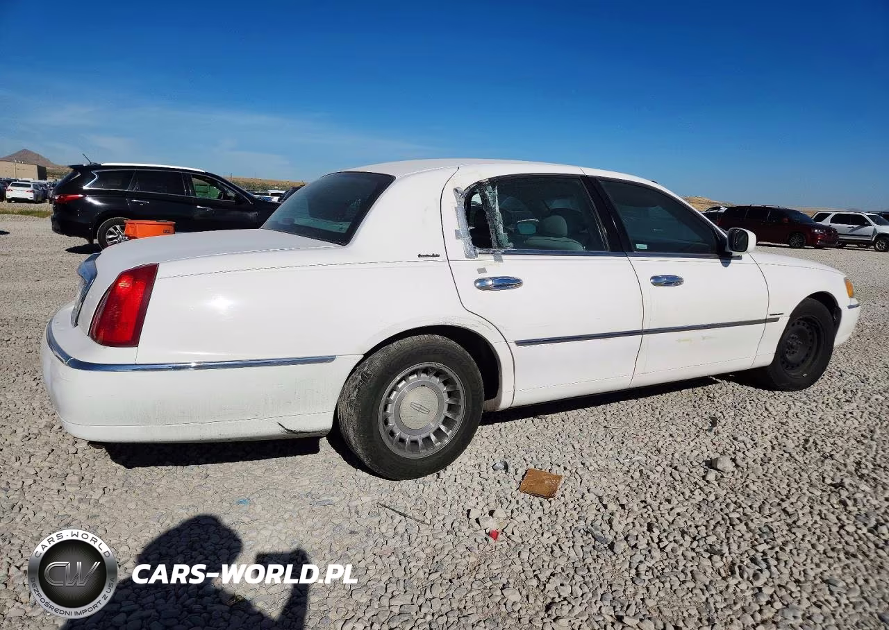 2001 Lincoln Town Car Executive VIN:1LNHM81W11Y672768 - 3