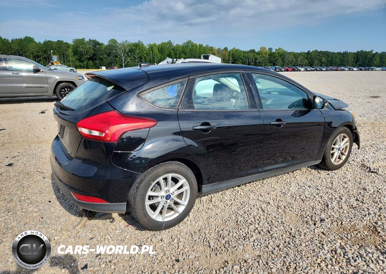 2017 Ford Focus Se VIN:1FADP3K27HL293537 - 3