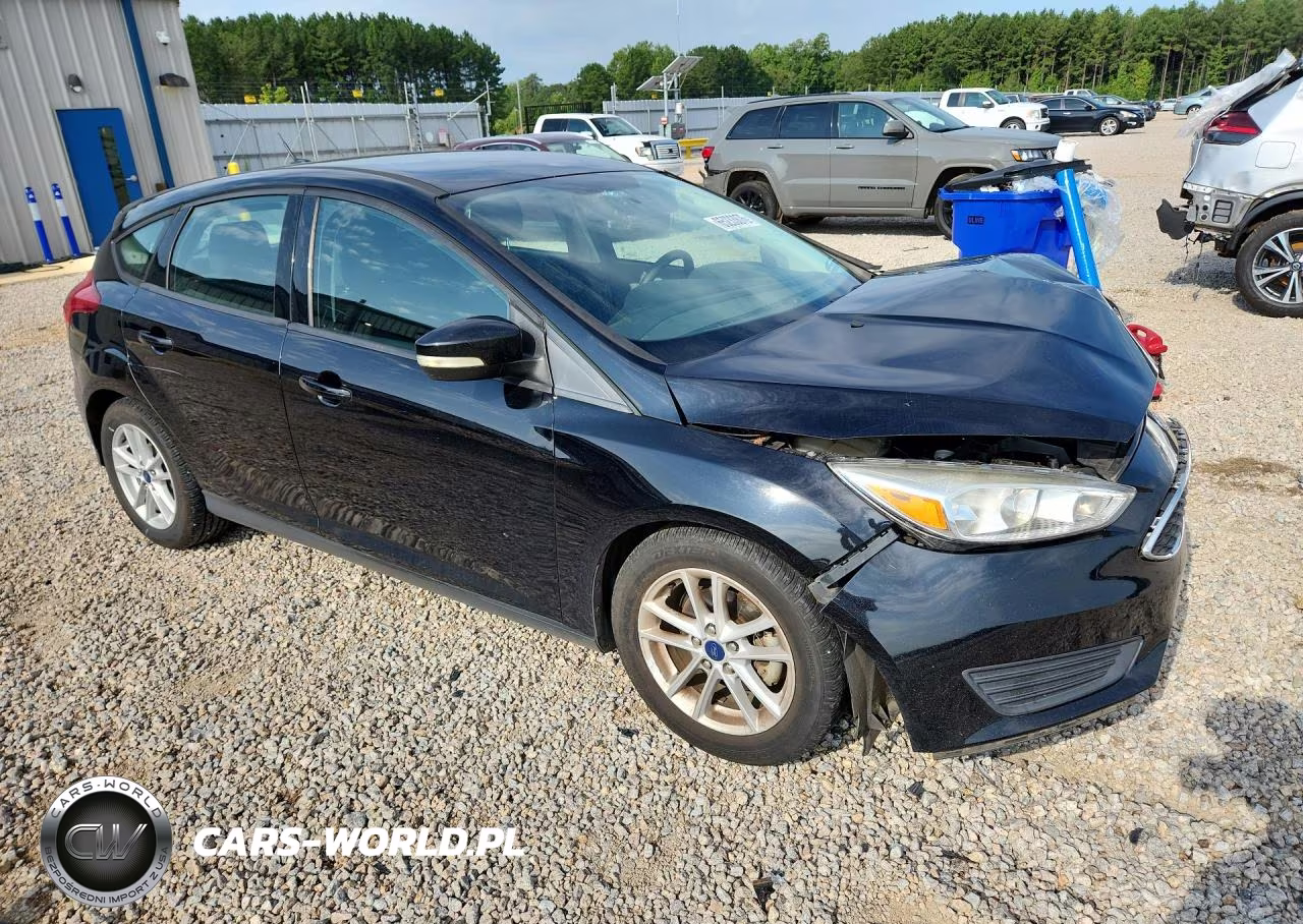 2017 Ford Focus Se VIN:1FADP3K27HL293537 - 4