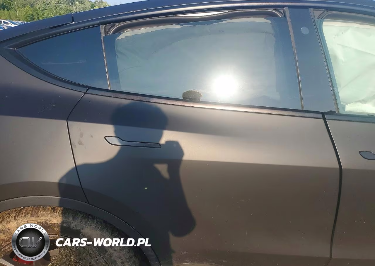 2022 Tesla Model Y VIN:7SAYGDEF7NF486966 - 10