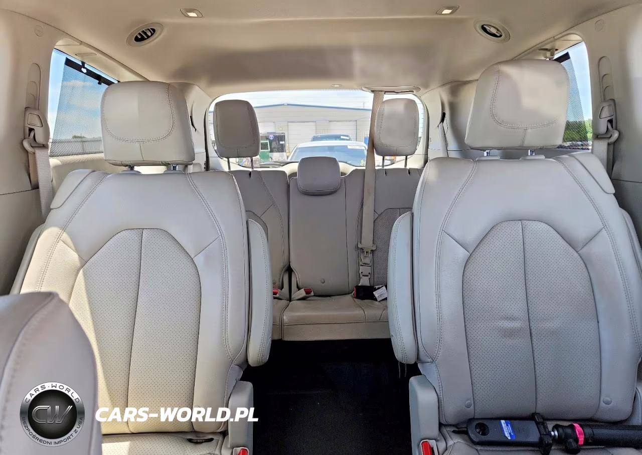2018 Chrysler Pacifica Touring L VIN:2C4RC1BG7JR317974 - 10