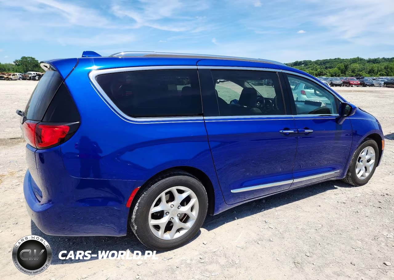 2018 Chrysler Pacifica Touring L VIN:2C4RC1BG7JR317974 - 3
