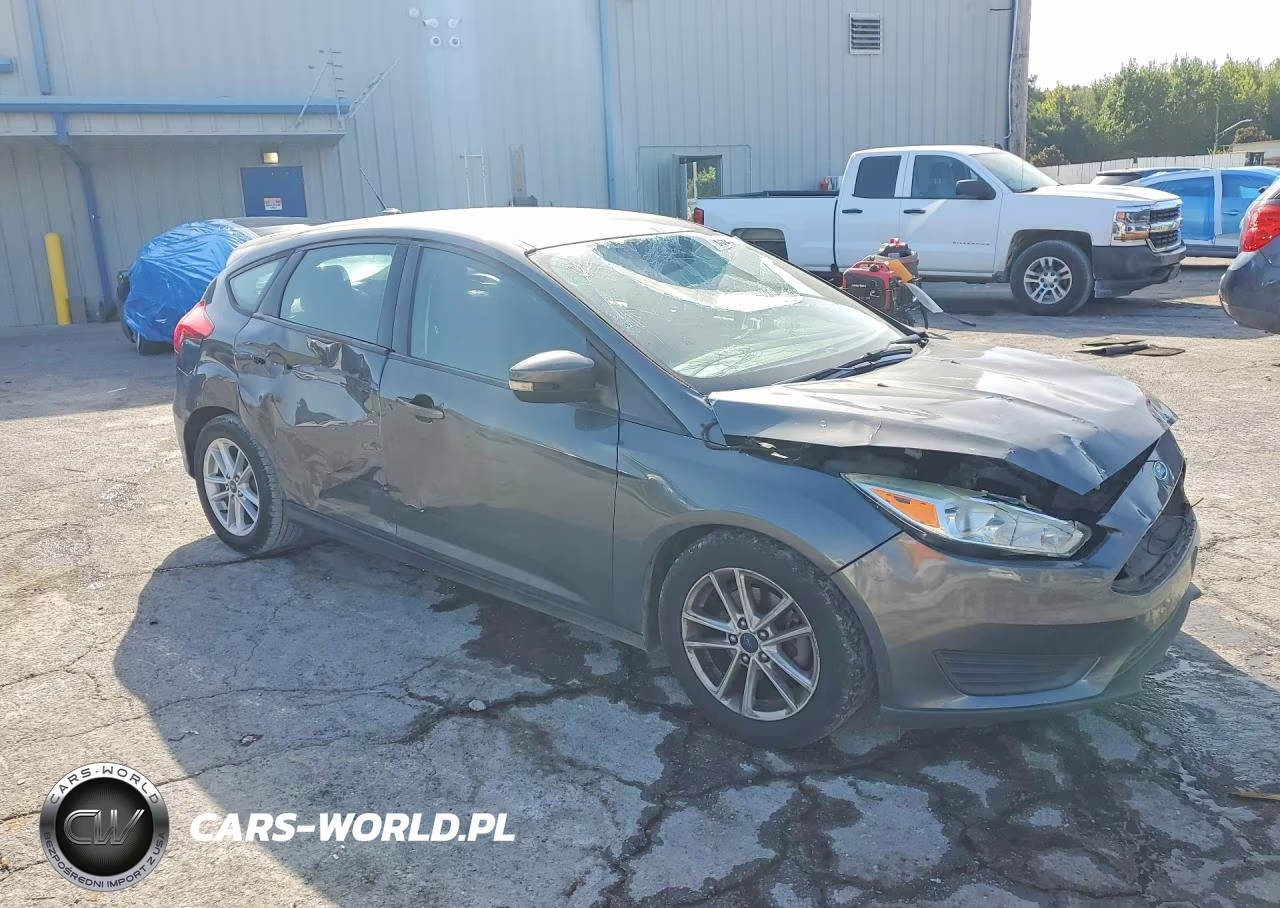2017 Ford Focus Se VIN:1FADP3K26HL274932 - 4