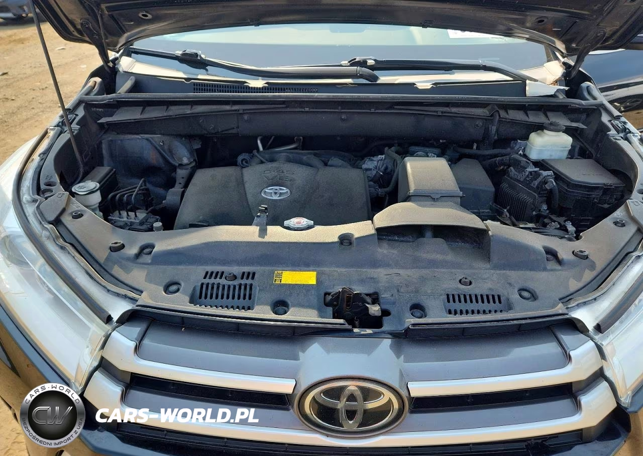 2018 Toyota Highlander Le Plus VIN:5TDBZRFH7JS912431 - 12