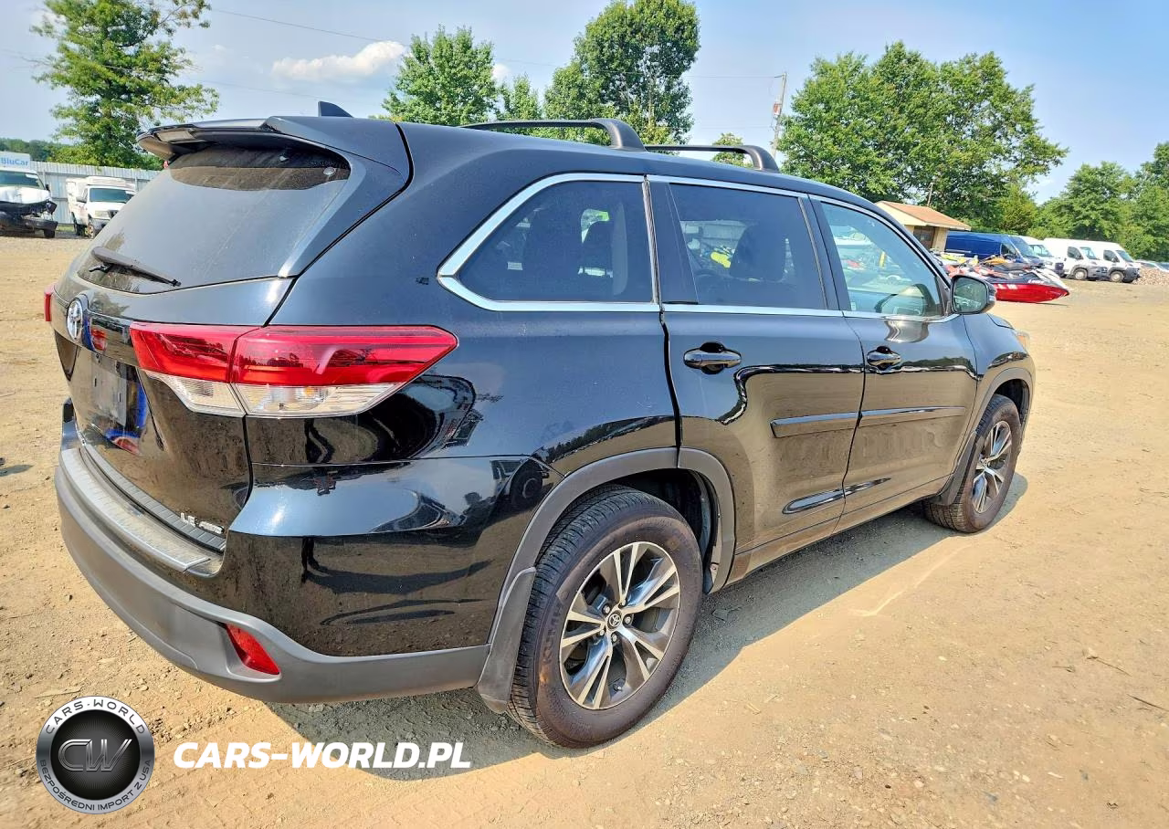 2018 Toyota Highlander Le Plus VIN:5TDBZRFH7JS912431 - 3