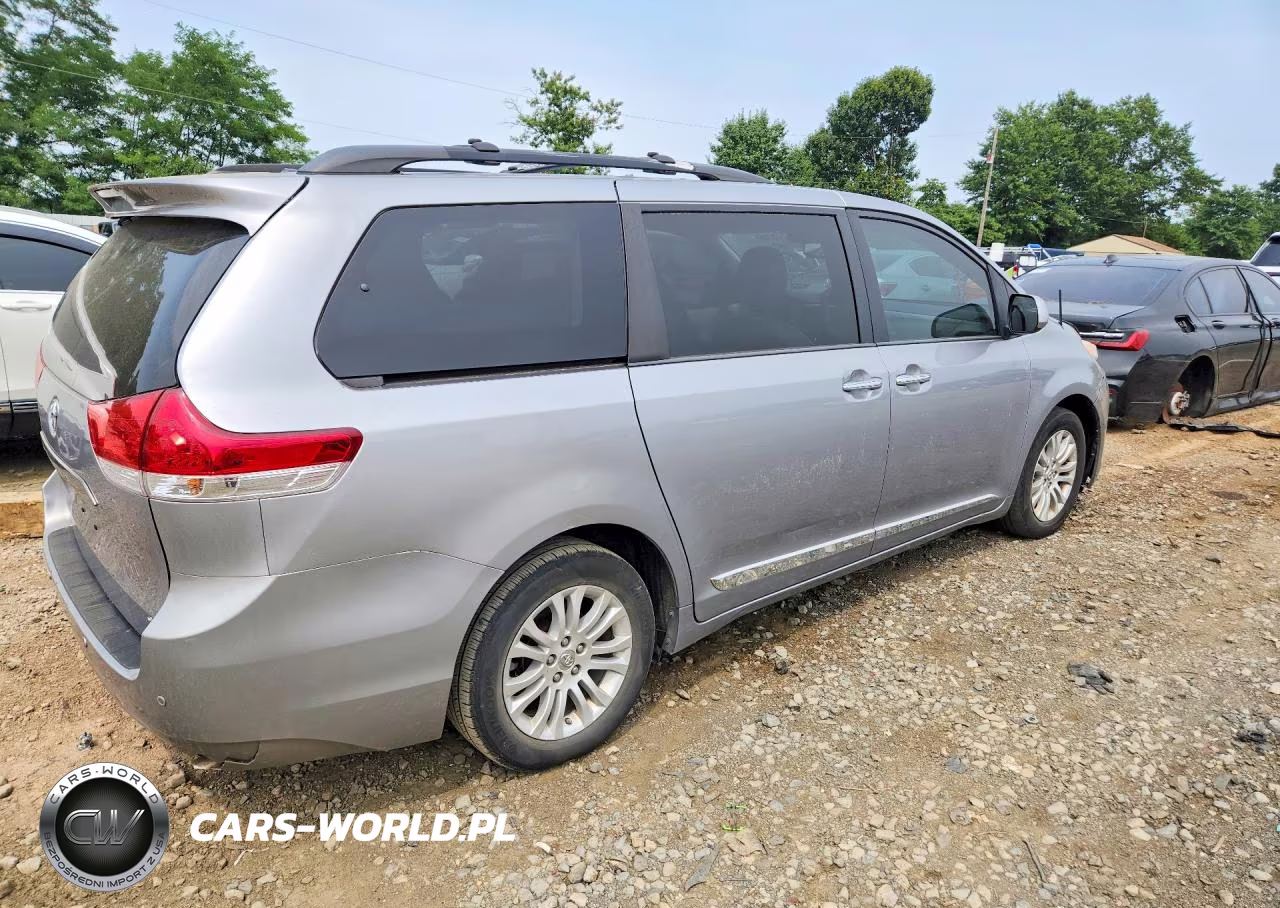 2013 Toyota Sienna Xle 8-Passenger VIN:5TDYK3DC0DS343333 - 3