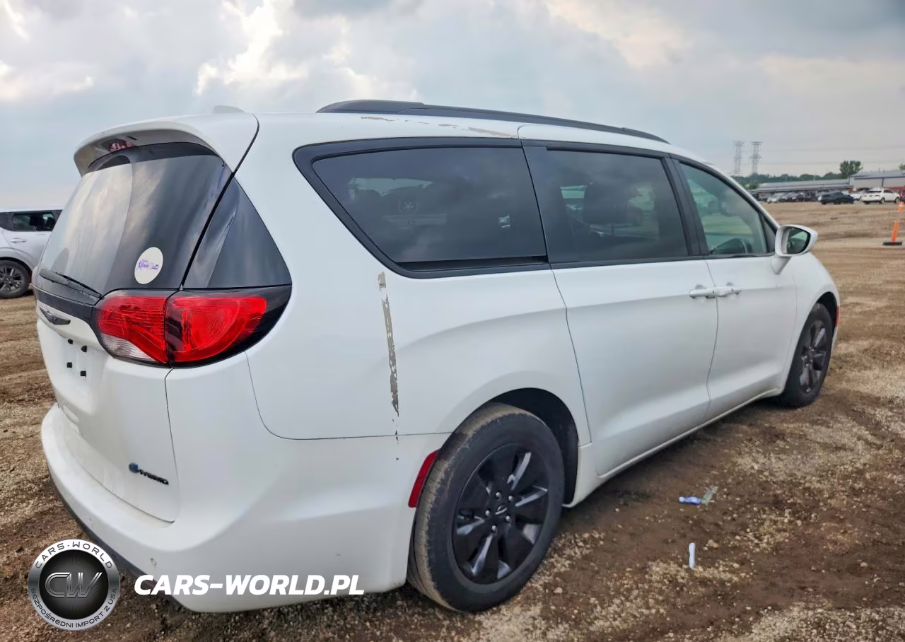 2019 Chrysler Pacifica Hybrid Touring Plus VIN:2C4RC1H77KR532943 - 3