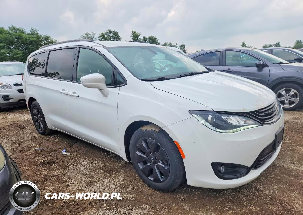 2019 Chrysler Pacifica Hybrid Touring Plus VIN:2C4RC1H77KR532943 - 4