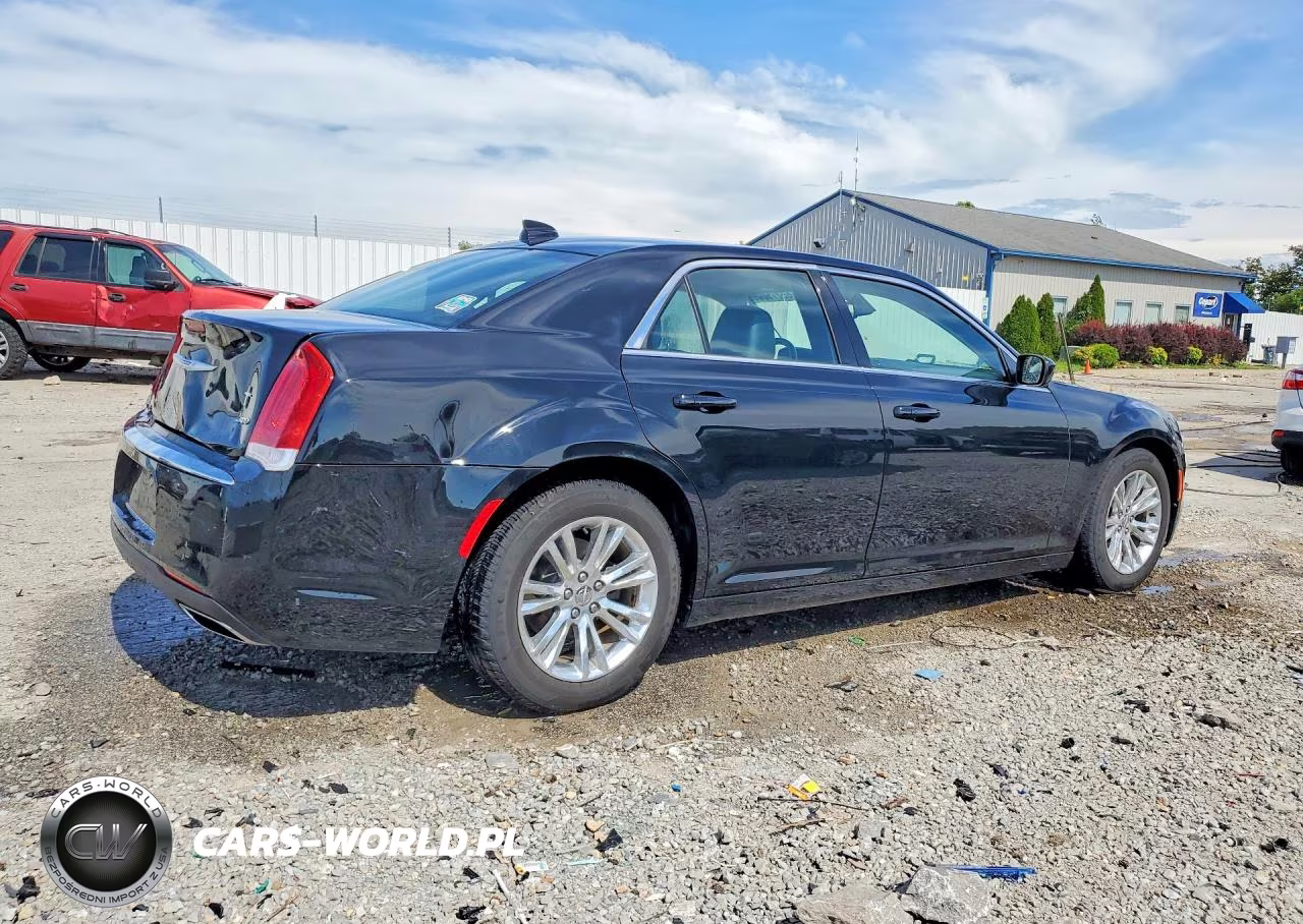 2019 Chrysler 300 Touring VIN:2C3CCAAG2KH548011 - 3