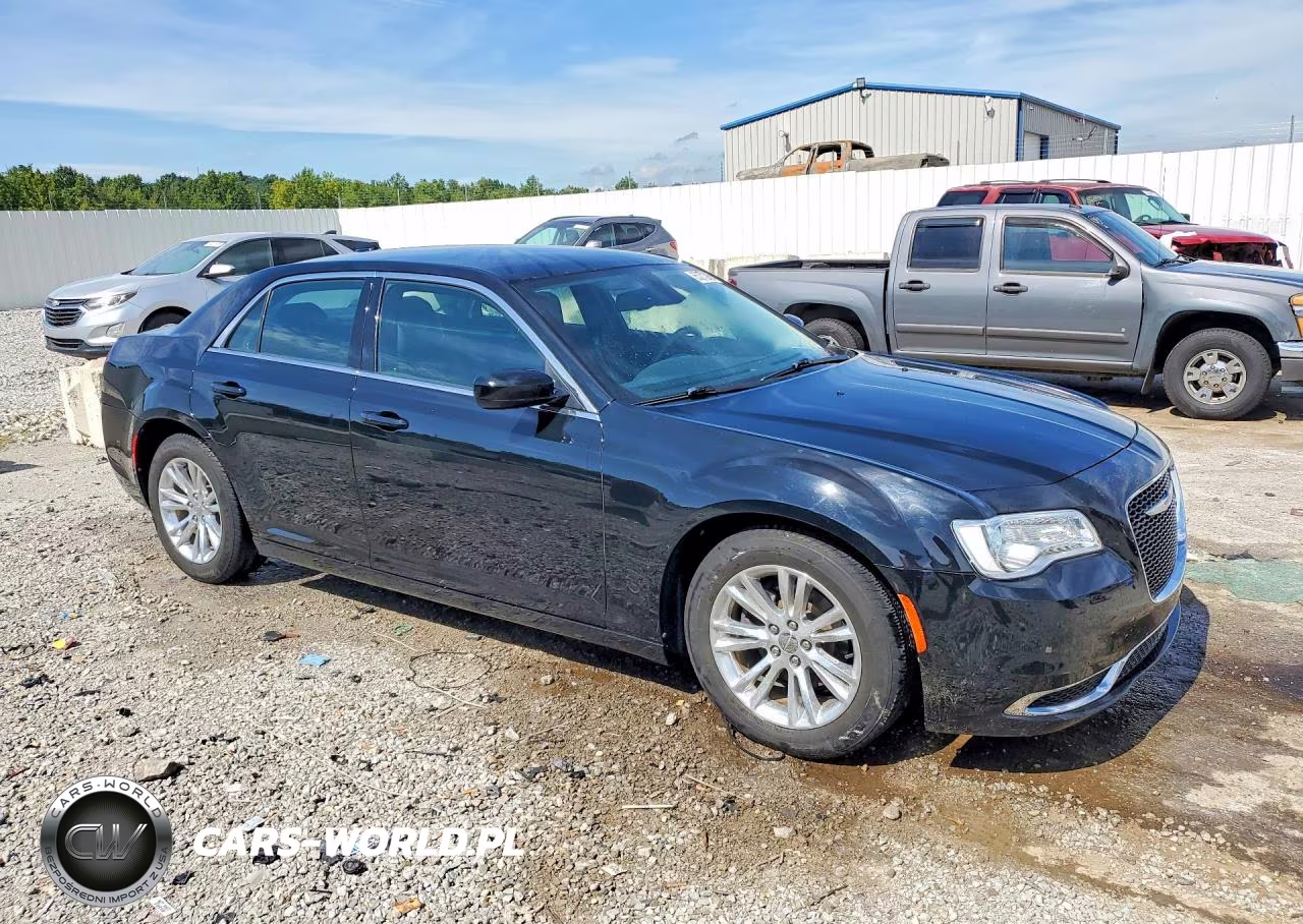 2019 Chrysler 300 Touring VIN:2C3CCAAG2KH548011 - 4