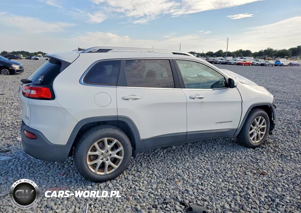 2017 Jeep Cherokee Latitude VIN:1C4PJMCS3HW551726 - 3