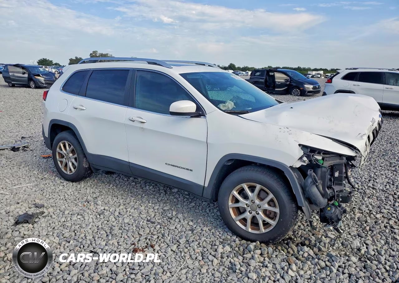 2017 Jeep Cherokee Latitude VIN:1C4PJMCS3HW551726 - 4