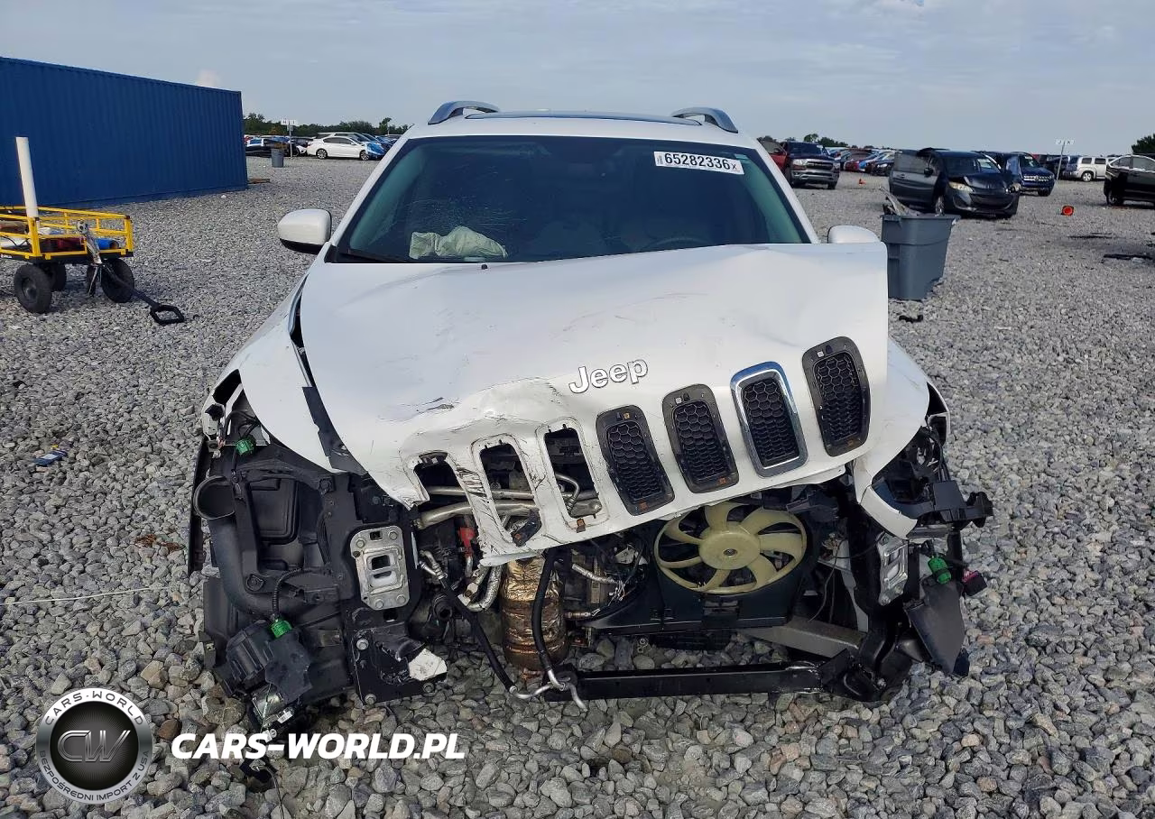 2017 Jeep Cherokee Latitude VIN:1C4PJMCS3HW551726 - 5