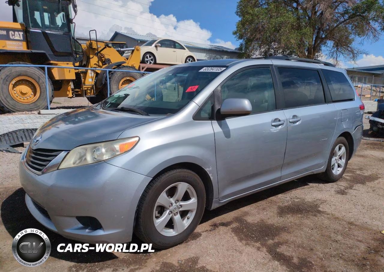 2013 Toyota Sienna Le 8-Passenger – zdjęcie 1 z 13