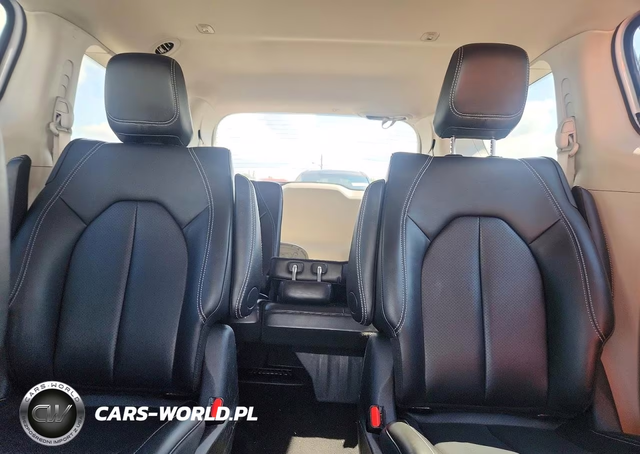 2024 Chrysler Pacifica Hybrid Select VIN:2C4RC1S72RR103907 - 10