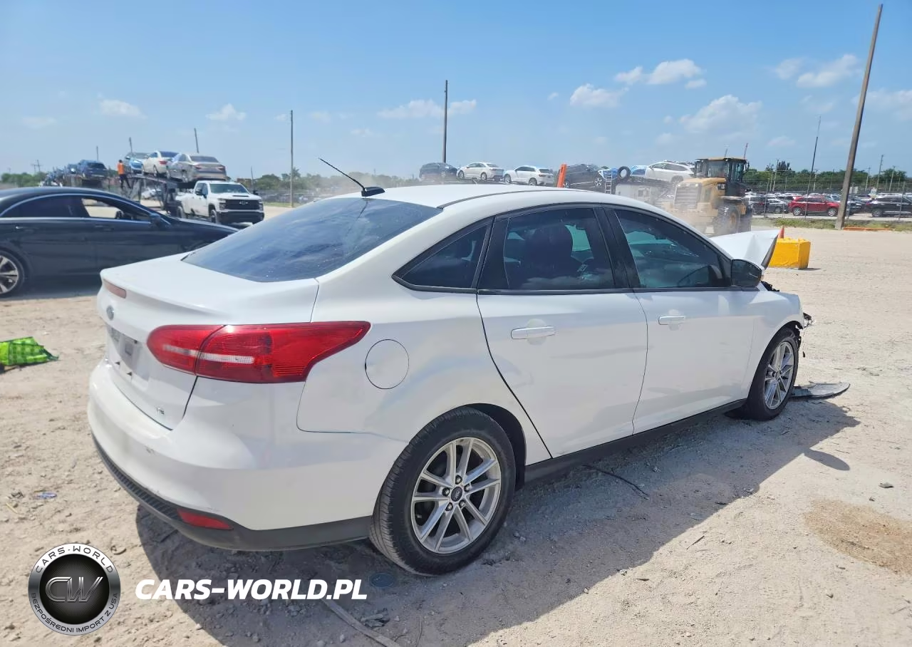 2015 Ford Focus Se VIN:1FADP3F2XFL263939 - 3