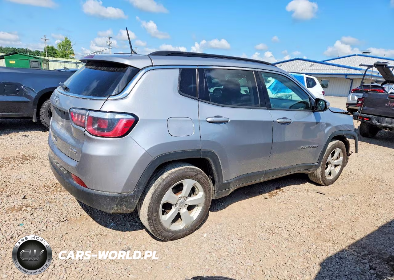 2018 Jeep Compass Latitude VIN:3C4NJDBB4JT153154 - 3