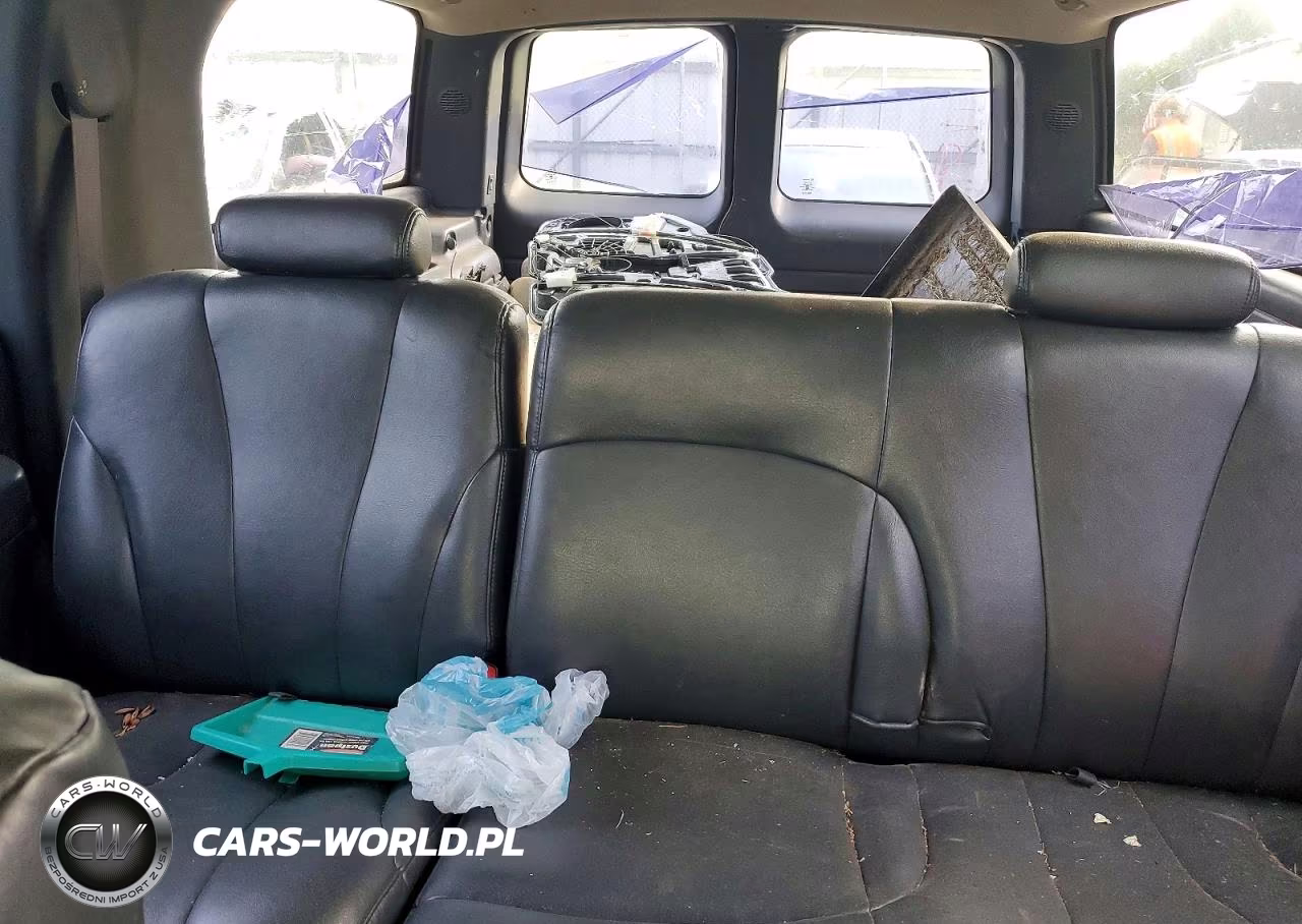 2000 Chevrolet Suburban K2500 VIN:3GNGK26U4YG170889 - 10
