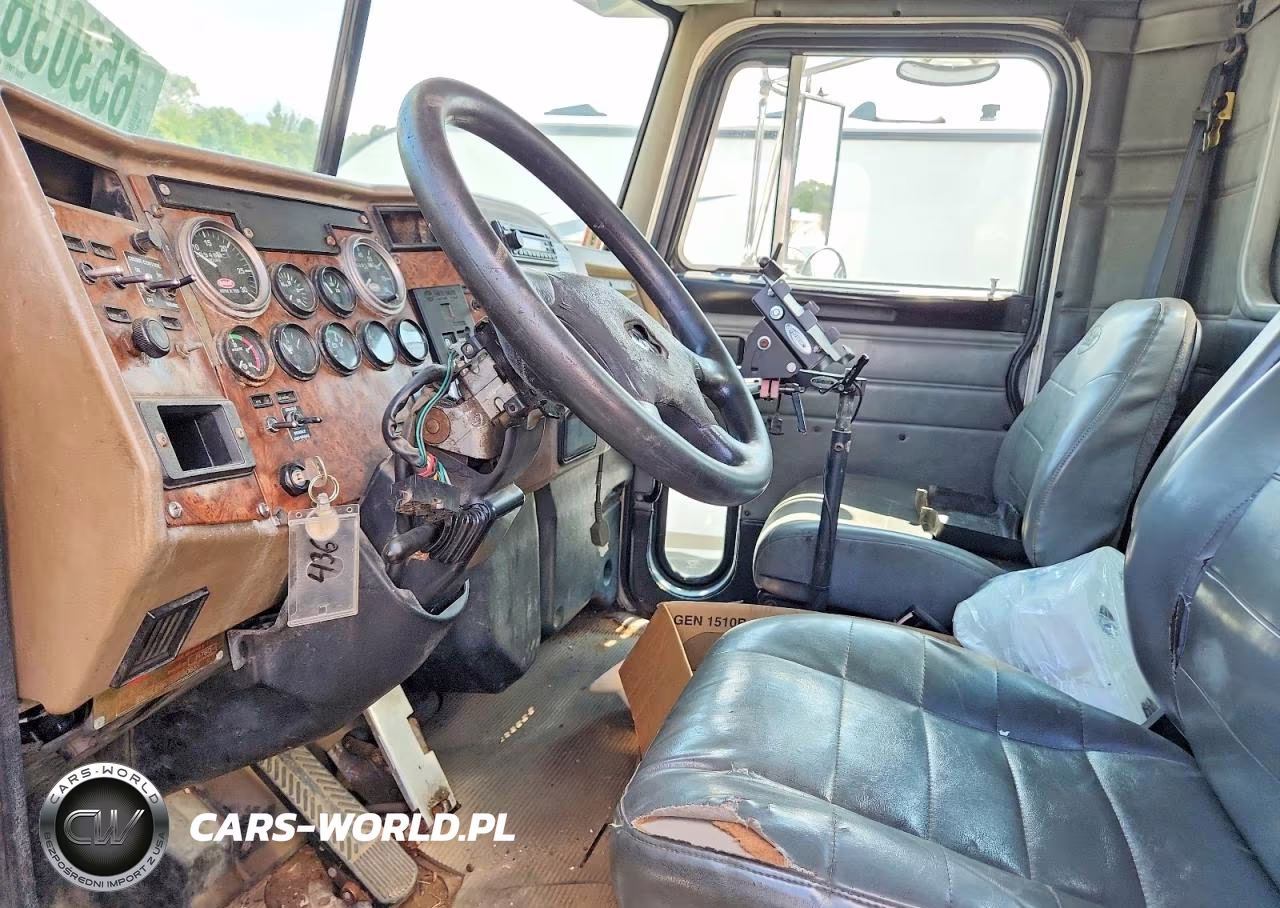 2002 Peterbilt 330 VIN:2NPNLD9X72M580835 - 7
