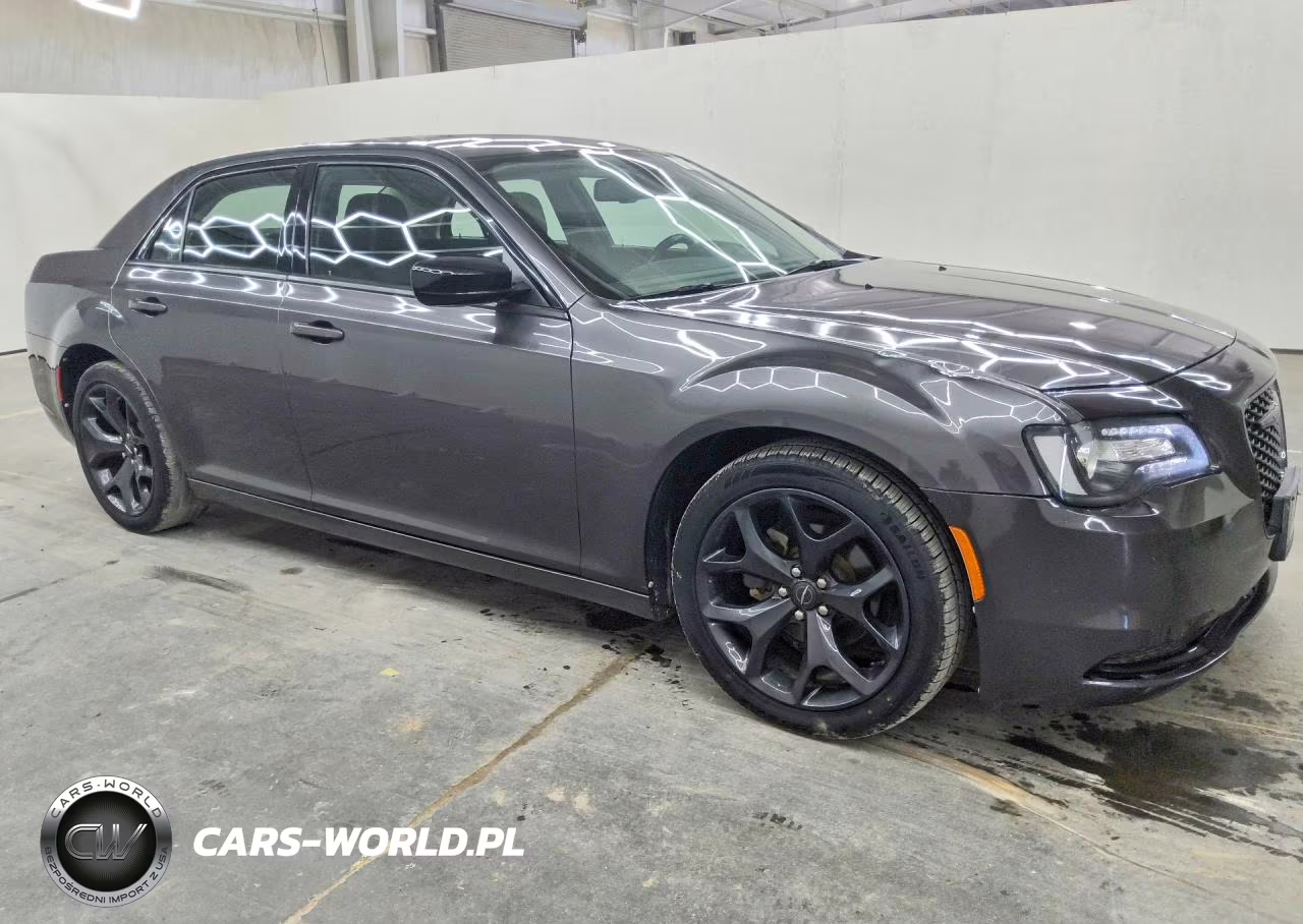 2021 Chrysler 300 Touring VIN:2C3CCAAG7MH538240 - 4