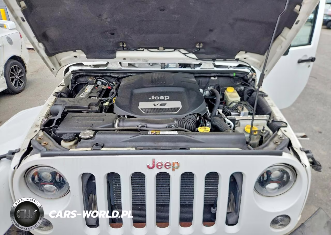 2014 Jeep Wrangler Unlimited Sahara VIN:1C4HJWEG7EL128024 - 12