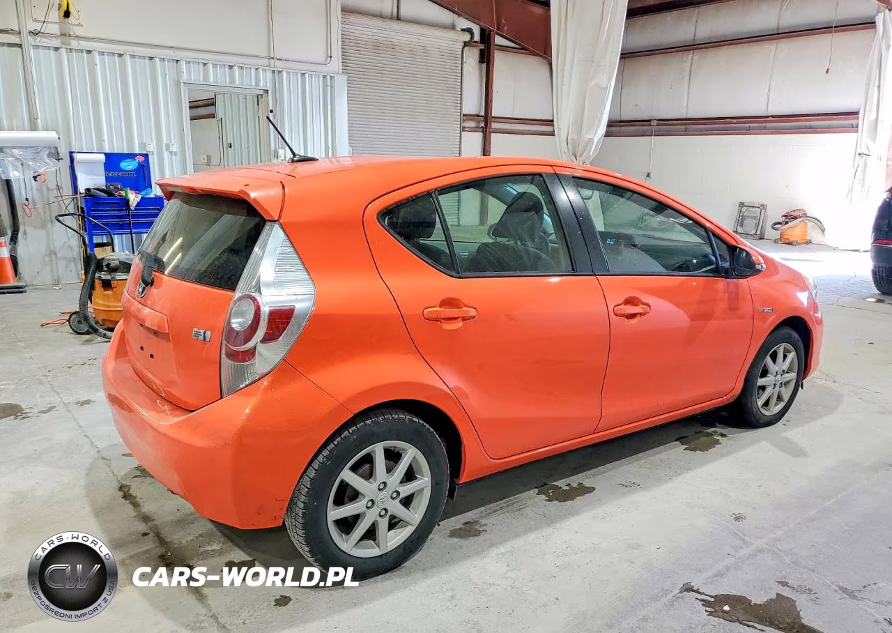 2014 Toyota Prius C Three VIN:JTDKDTB35E1059732 - 3