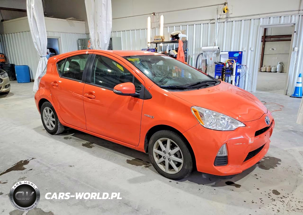 2014 Toyota Prius C Three VIN:JTDKDTB35E1059732 - 4