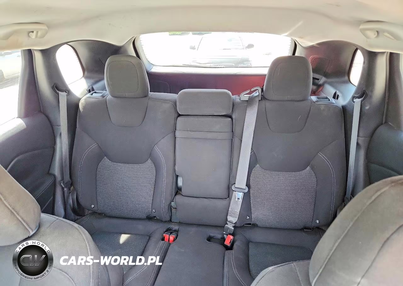 2019 Jeep Cherokee Latitude VIN:1C4PJLCBXKD145584 - 10