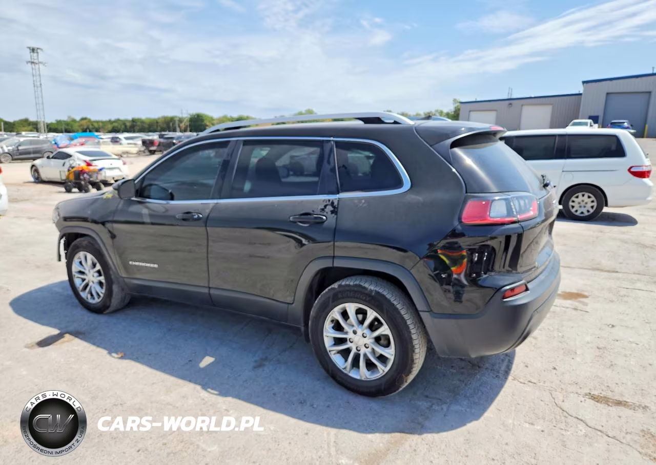 2019 Jeep Cherokee Latitude VIN:1C4PJLCBXKD145584 - 2