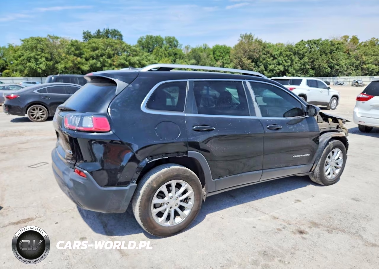 2019 Jeep Cherokee Latitude VIN:1C4PJLCBXKD145584 - 3