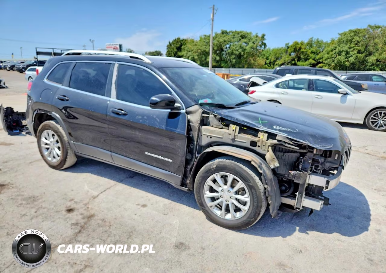 2019 Jeep Cherokee Latitude VIN:1C4PJLCBXKD145584 - 4